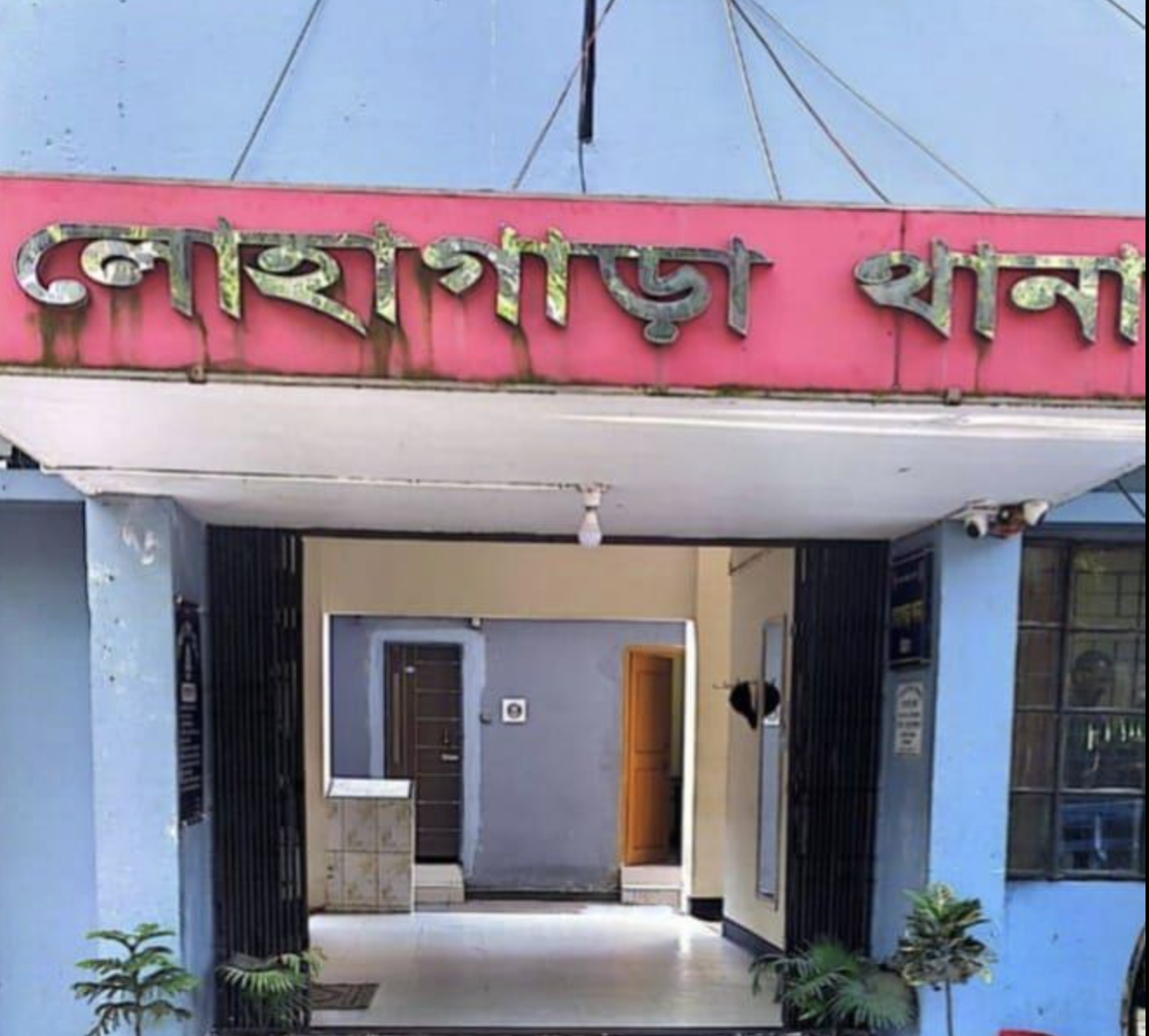 লোহাগড়ার বেলটিয়া এলাকায় চাচার অবৈধ বালির ট্রাক্টরের নিচে চাপা পড়ে ১১ বছরের শিশু নয়ন মোল্লার মৃত্যুর ঘটনা।